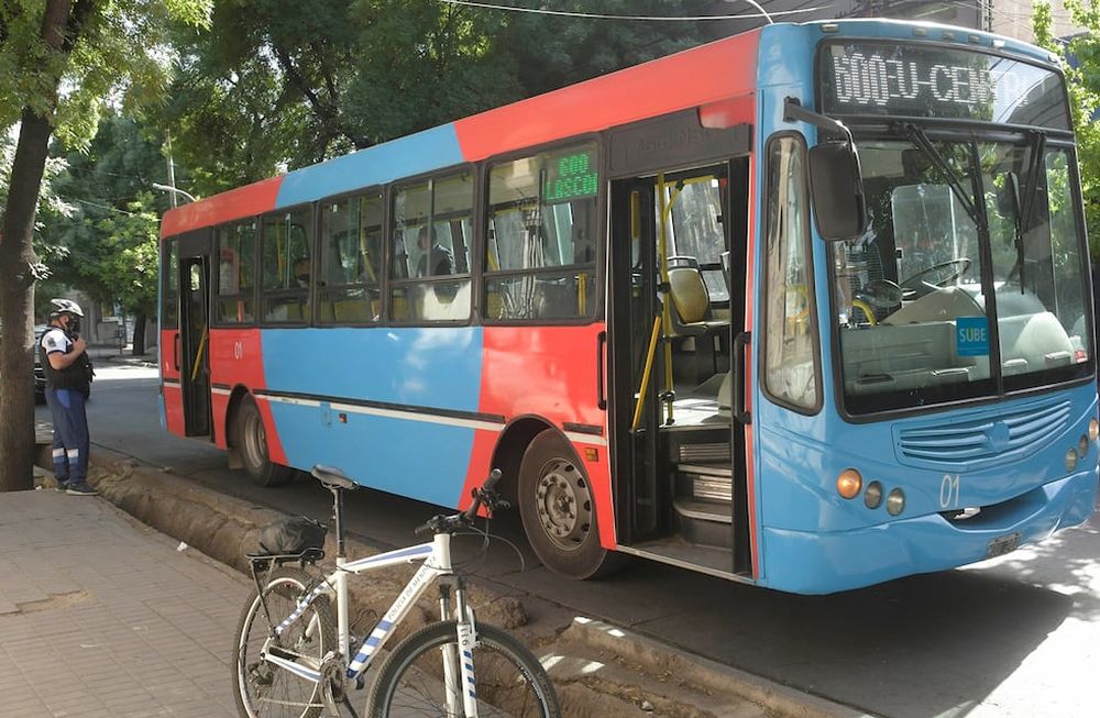 El colectivero circuló hasta la esquina de Rioja y Alem, de Ciudad, tras ser abordado por los dos sujetos en Las Heras. Foto: Orlando Pelichotti / Los Andes