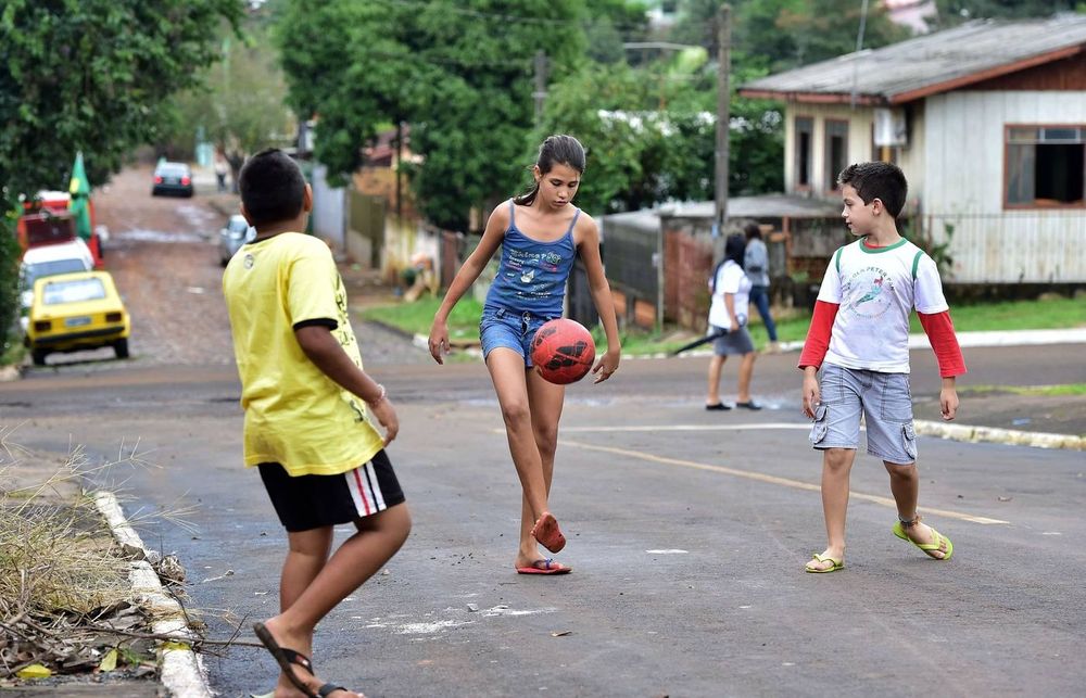 Los estudios muestran que los niños que jugaban en la calle sin reglas estructuradas estaban desarrollando lo que hoy se conoce como resiliencia emocional (1)