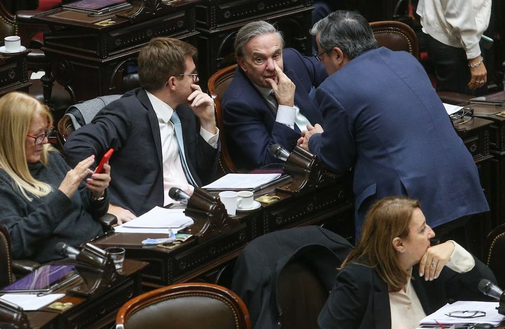 Los diputados Miguel Ángel Pichetto, Germán Martínez y Nicolás Massot durante la sesión especial para considerar los expedientes sobre sistema Integrado de Jubilaciones y Pensiones. Foto: Mariano Sánchez / NA