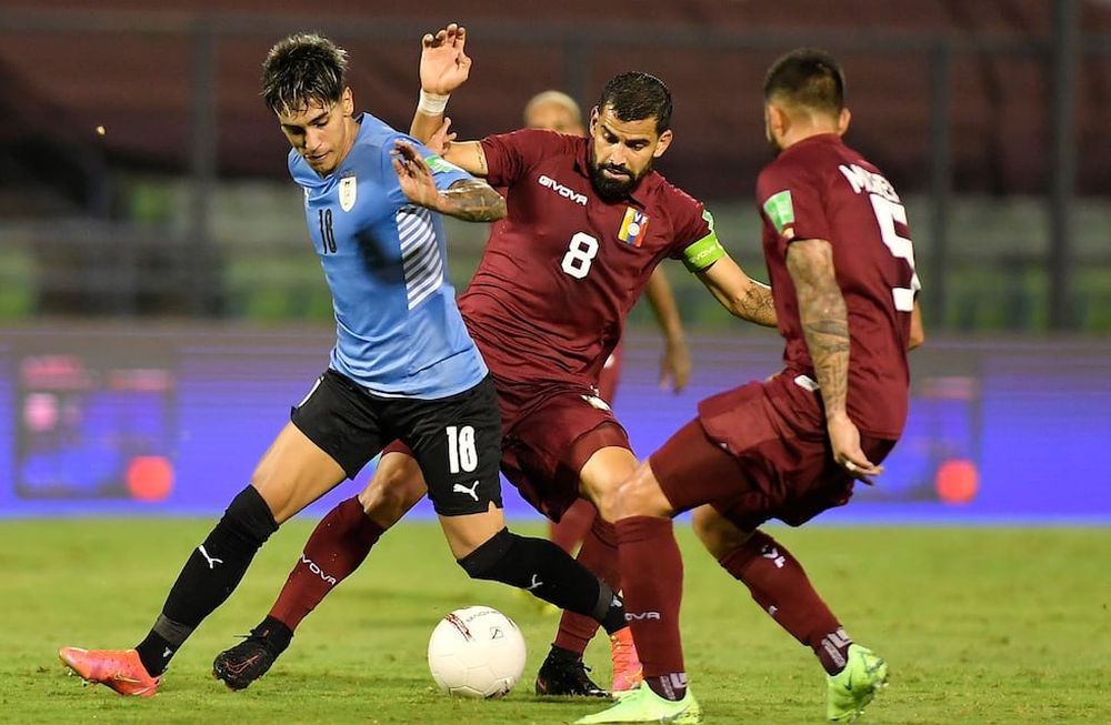 Tomás Rincón (centro), capitán venezolano, fue separado del plantel antes de viajar a Brasil porque presentaba síntomas de un supuesto cuadro gripal. AP