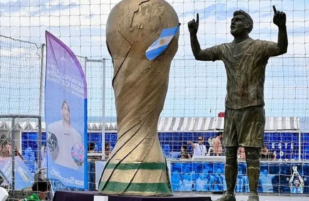 La primera estatua de Lionel Messi con las tres estrellas es un nuevo atractivo en Mar del Plata. (Minutouno.com)