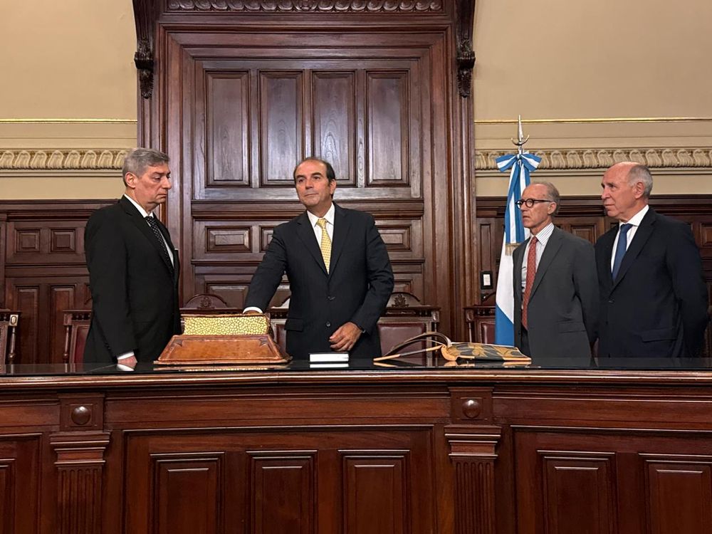 Ricardo Lorenzetti, Carlos Rosenkrantz, Horacio Rosatti le tomaron juramento a Manuel García-Mansilla pero decidieron postergar el tratamiento de la licencia especial de Ariel Lijo.