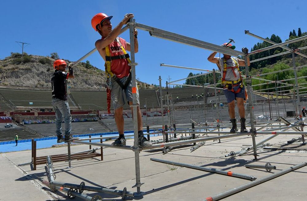 La empresa que ganó la licitación comenzó con el complejo ensamble de la estructura en el teatro griego para contener a más de mil bailarines y músicos. | Foto: Orlando Pelichotti / Los Andes