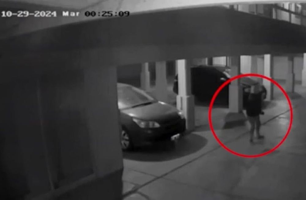 Una de las cámaras capta el momento en que una mujer está en un garaje cercano al hotel Dubrovnik en Villa Gesell, justo en el derrumbe del edificio (Captura de video)