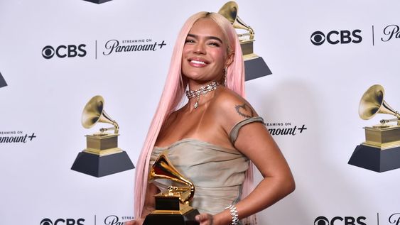 ARCHIVO - Karol G posa en la sala de prensa con el premio al mejor ábum de música urbana por Mañana será bonito en la 66a entrega anual de los Grammy el 4 de febrero de 2024, en Los Angeles. La edición 2024 de los Latin Grammys regresará a Miami en noviembre. (Foto Richard Shotwell/Invision/AP, archivo)