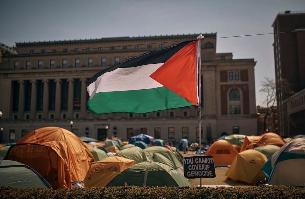 Una bandera palestina ondea al viento frente a un campamento en apoyo a los palestinos y contra la guerra en Gaza, en la Universidad de Columbia, el domingo 28 de abril de 2024, en Nueva York. (Foto AP/Andrés Kudacki)