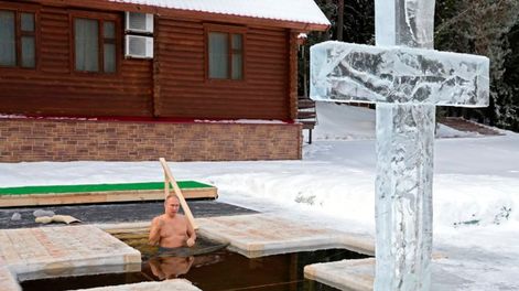 El presidente ruso, Vladimir Putin, se sumergió tres veces en el agua helada haciendo la señal de la cruz ortodoxa, frente a una enorme cruz tallada en hielo.