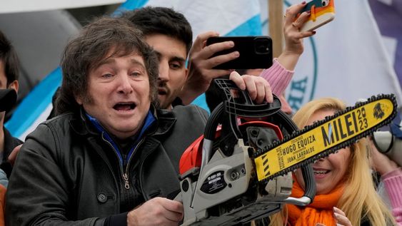 El aspirante presidencial Javier Milei, de la coalición La Libertad Avanza, carga una motosierra durante un mitin de campaña en La Plata, Argentina, el martes 12 de septiembre de 2023. (AP Foto/Natacha Pisarenko)