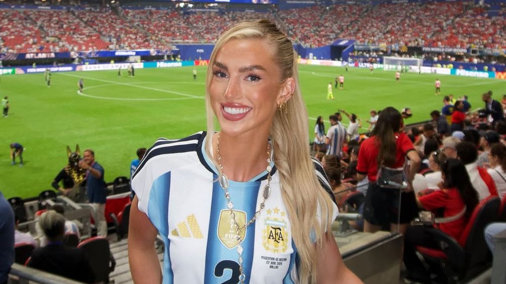 Kelci Rose alentando a la Selección Argentina y a su novio Marcos Senesi en el Mundial. 