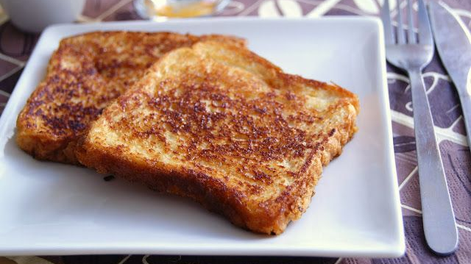 Merienda fácil prepara una opción dorada en sartén con pan y huevo, sin usar leche.