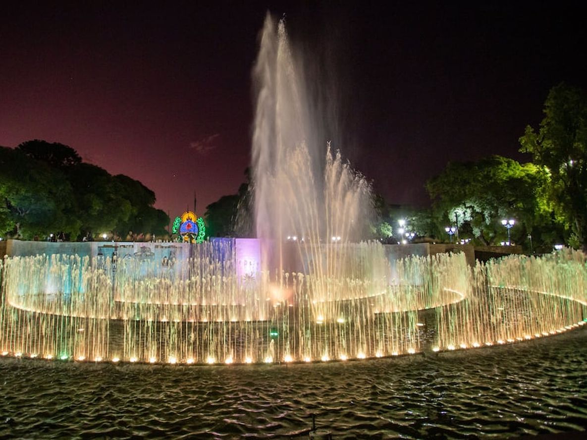 Espectáculo artístico al compás de las aguas danzantes de la fuente de la plaza Independencia