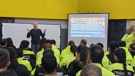 El intendente de Luján de Cuyo, Esteban Allasino, junto a su equipo de preventores viales.&nbsp;