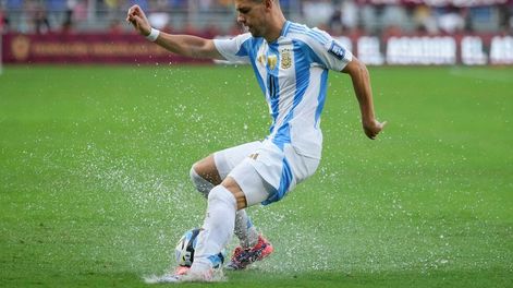 Los Andes | Lo Celso afuera del banco de suplentes de la Selección Argentina por una molestia. / Gentileza.