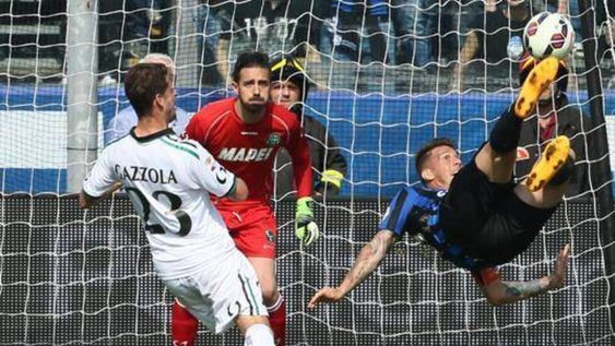 El golazo de chilena del argentino Denis, candidato a uno de los mejores del año