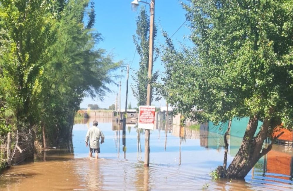 Desoladoras imágenes: una nueva crecida del Río Mendoza que obligó a vecinos de Maipú a evacuar sus casas. Foto: gentileza vecinos Rincón de los Álamos