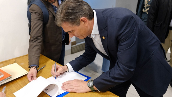 Una fotografía facilitada por la Oficina de Prensa de la Presidencia muestra al Presidente de Bolivia, Rodrigo Paz firmando el decreto que declara el estado de emergencia en La Paz, Bolivia, el 20 de junio de 2026. El Presidente Paz declaró el estado de emergencia con el objetivo de reabrir las carreteras en todo el país tras semanas de bloqueos relacionados con las protestas.