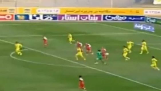 Increíble brazo del arquero iraní para realizar una asistencia de gol
