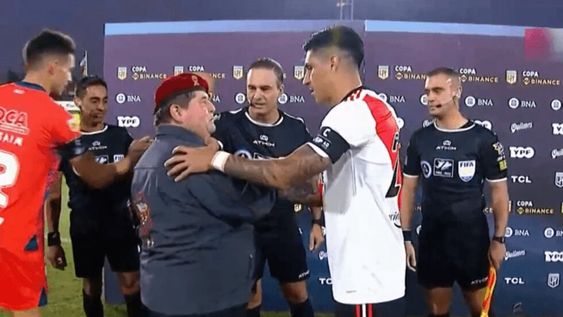 Un veterano de guerra hincha del Millonario realizó el sorteo previo al encuentro y se llevó una promesa del capitán del equipo de Gallardo. / Gentileza.