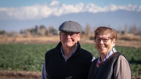 Los Andes | “Pepe” y “Encarna”, que cumplieron 60 años de casados, se inscribieron en una propuesta integral en el Cebja 3-128 Marilín Penna de Ferro. Foto: Ignacio Blanco / Los Andes
