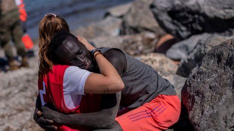 Los Andes | Miles de migrantes que se han convertido en peones en una disputa diplomática entre Marruecos y España
