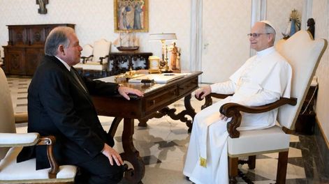 El canciller Gerardo Werthein dialoga con el papa León XIV