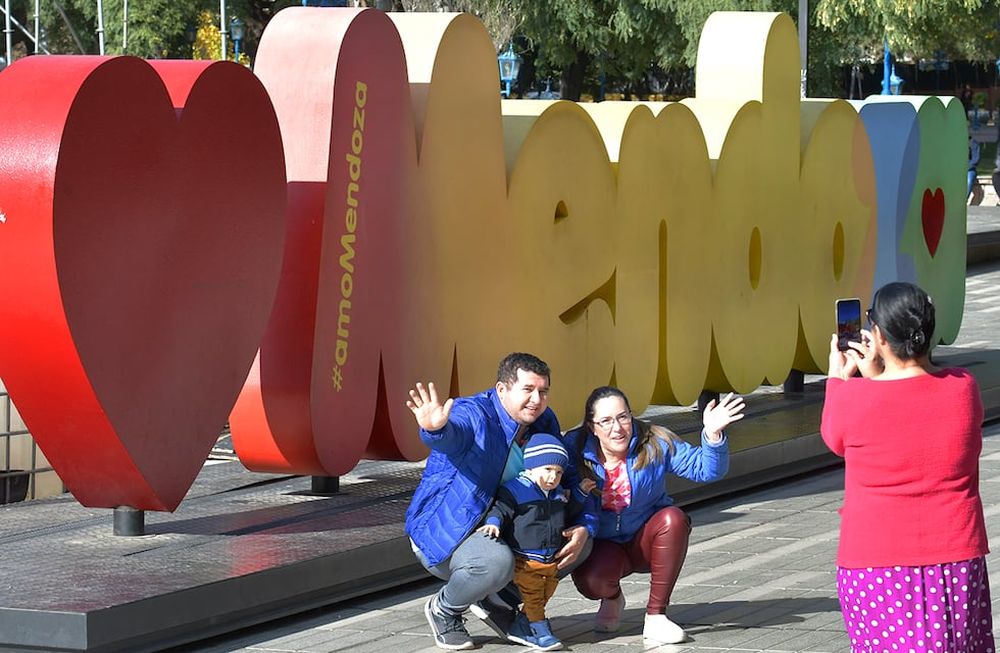 Otoño en Mendoza, sábado soleado en el centro de Mendoza. Turistas pasean por la Plaza Independencia, Peatonal Sarmiento y museosTuristas brasileños Foto: Orlando Pelichotti