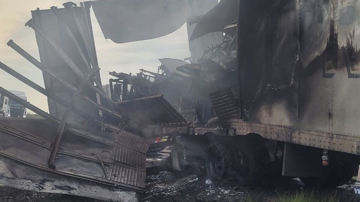 Se incendiaron un camión y las 83 motos que transportaba por la ruta 7 ...