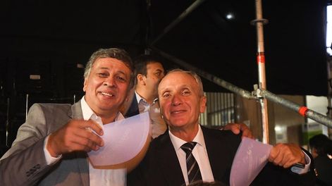 Los Andes | Vía Blanca de la Reinas, Vendimia 2023,  por el centro de la Ciudad de MendozaDaniel Orosco, Intendente de Las Heras junto a Raúl Rufeil,  Intendente de San Martín en el palco OficialFoto: José Gutierrez  / Los Andes