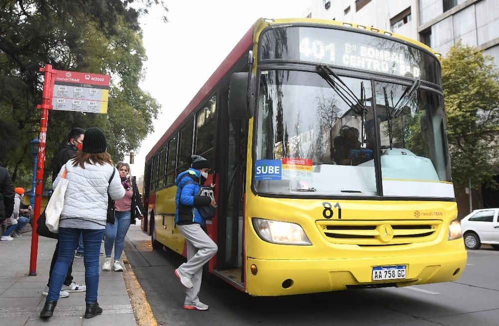 Con la llegada del frío, el año pasado a partir de marzo comenzó a bajar lentamente la demanda de micros. Este año no sucede lo mismo sino que el uso se mantiene. Foto: José Gutiérrez / Los Andes