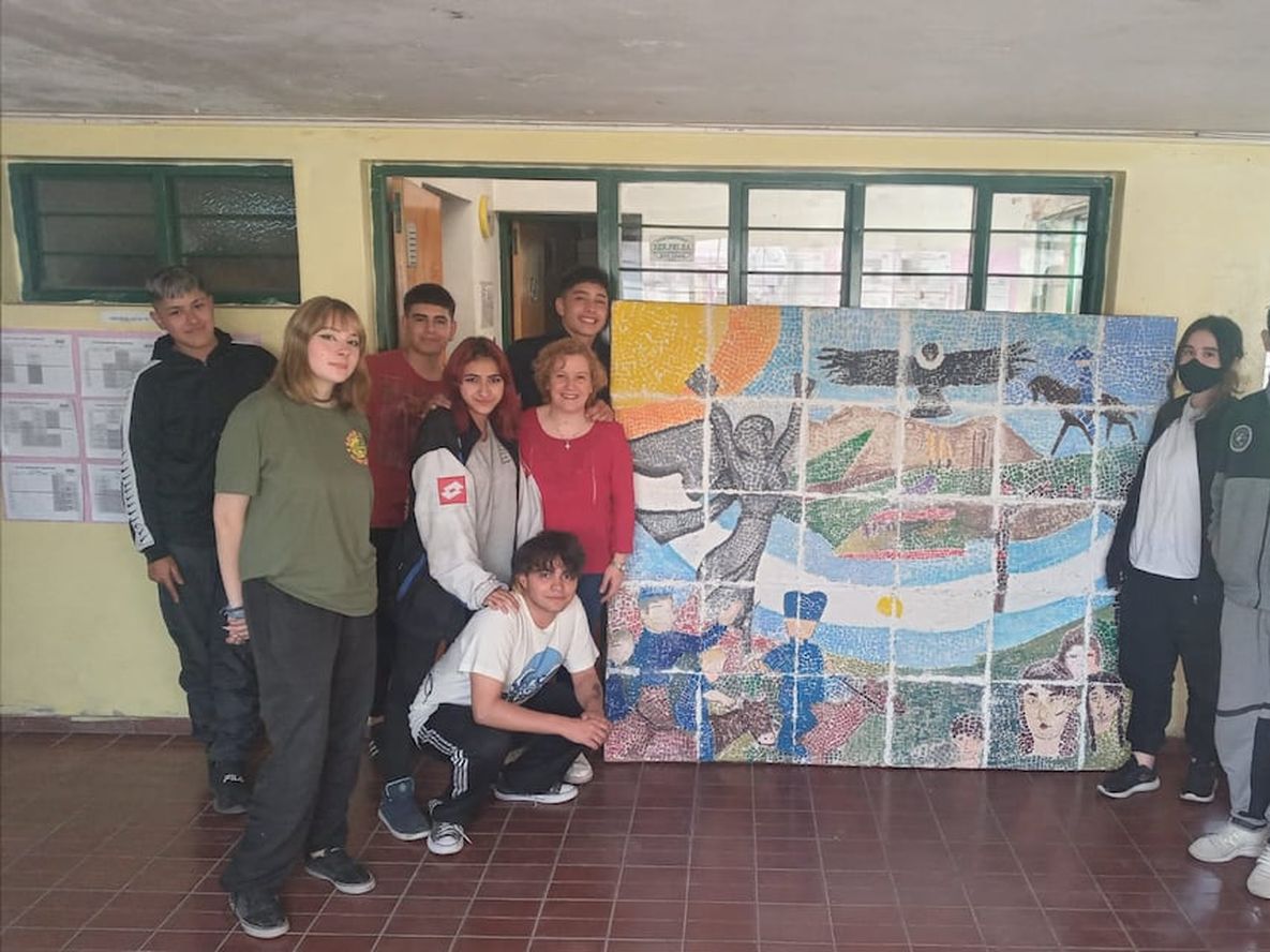 Alumnos de la escuela Champeau pintaron un mural con los símbolos de Mendoza.