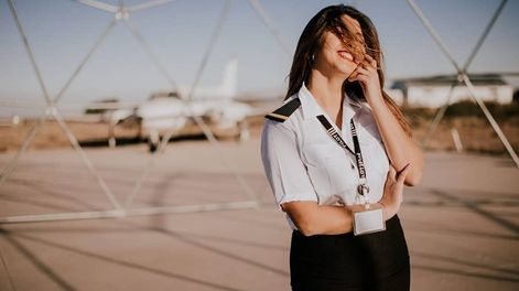 Los Andes | Débora Cerdá (26) es Tripulante de Cabina, Operadora de radio y Señalera de Aeródromo. Hace dos años trabajaba como moza en el Aeropuerto de Mendoza y hoy es una de las embajadoras de la aviación a nivel nacional.