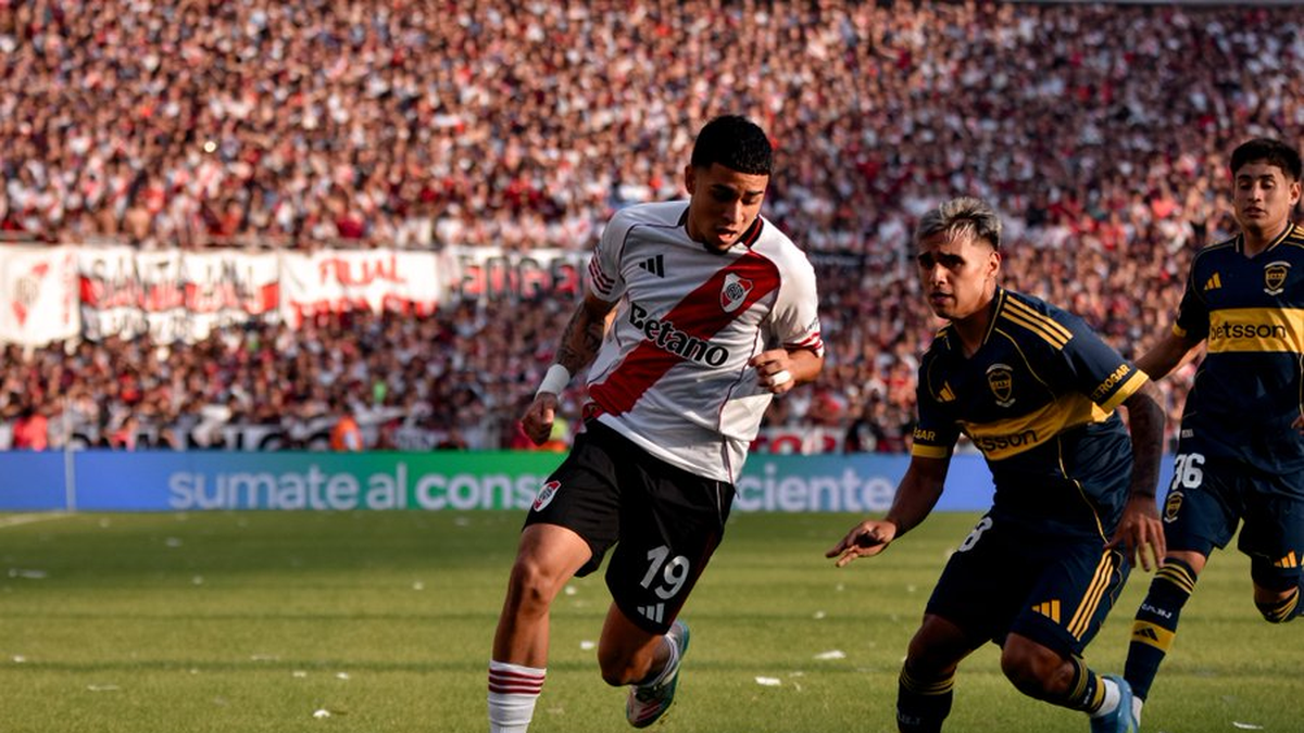 Boca venció a River en el Monumental con gol de Paredes y se metió en los play offs