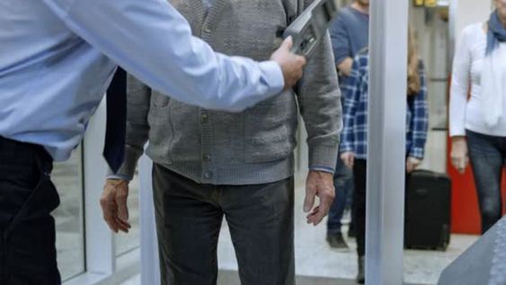 Personal del aeropuerto descubrió que la mujer se encontraba muerte minutos previos a subir al avión.&nbsp;