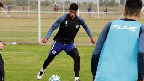 Perdió jerarquía. El volante de la selección peruana no continuó en el Tomba porque la dirigencia decidió no hacer uso de la opción de compra y ahora reforzará a Rosario Central, el primer rival de Godoy Cruz en el torneo.