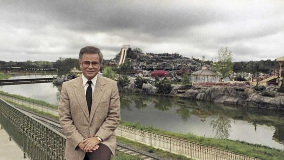 Jim Bakker posa con el parque temático Heritage USA