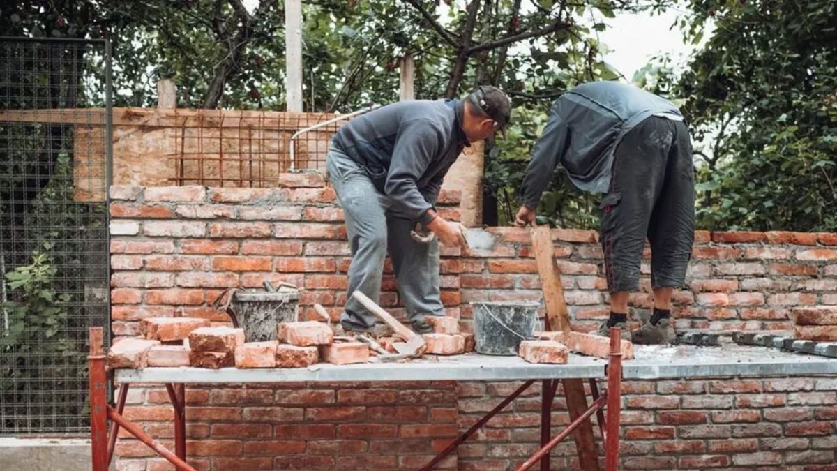 Cuánto cobra un albañil por construir una casa de clase medi