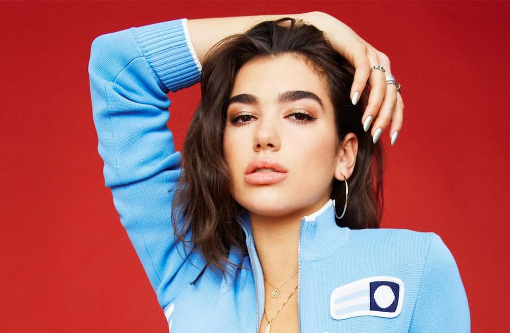 Dua Lipa se puso atrevida y “beboteó” en una sesión de fotos