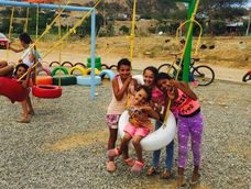 convirtieron neumaticos que iban a la basura en juegos para chicos y terminaron transformando un basural en un parque