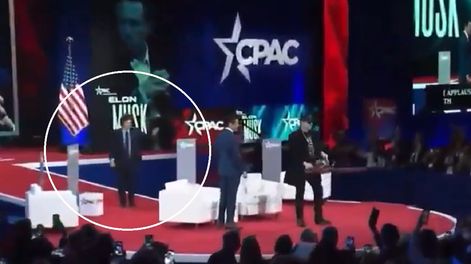 Milei, el utilero de Elon Musk: entró al escenario de la CPAC con la motosierra y se fue en segundos | Captura de video