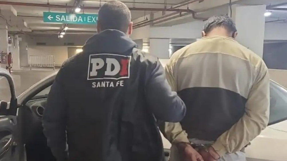 El hombre fue detenido mientras apostaba en un casino en Rosario