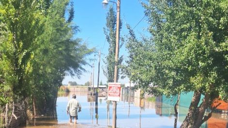 Los Andes | Desoladoras imágenes: una nueva crecida del Río Mendoza que obligó a vecinos de Maipú a evacuar sus casas. Foto: gentileza vecinos Rincón de los Álamos