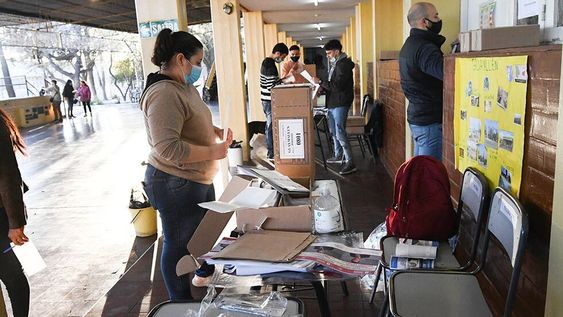 Elecciones PASO 2021.En la escuela Leandro Alem de Guaymallen, comienzan a preparar las boletas en el cuarto oscuro para empezar con las elecciones.