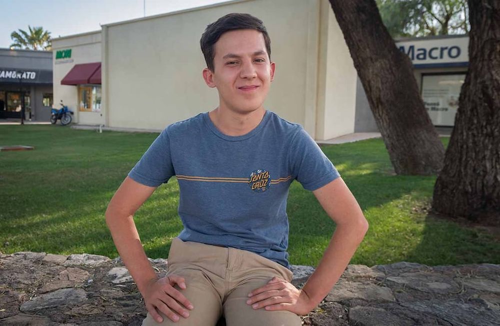 Diego Díaz, de 17 años, originario de Buenos Aires, llegó a Mendoza hace un año después de vencer un tumor. Apasionado por la historia, sueña con escribir libros y convertirse en periodista deportivo.    Foto: Ignacio Blanco / Los Andes