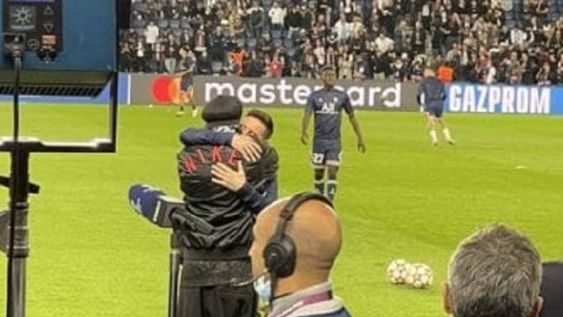 Momento exacto del abrazo entre Messi y Ronaldhino minutos previos al encuentro. / Gentileza.
