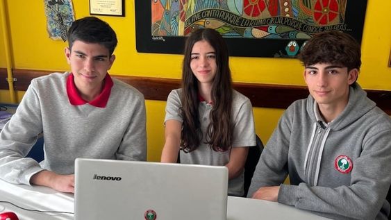Sebastián Martínez Santos (17 años), Guadalupe Murgo (15 años) y Juan Pablo Pelegrina (15 años), alumnos de la Escuela Tomás Alba Edison.