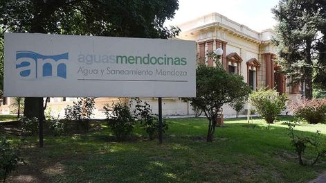 Frente del edificio de AySAM, Agua y Saneamiento Mendoza ( Aguas mendocinas) ubicado en calle Belgrano de Ciudad. Foto: Archivo / Los Andes