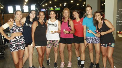 El grupo de amigas del gym junto a la profesora Candela Barea.