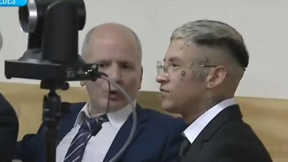 Anteojos, traje y corbata, así se presentó L-Gante al juicio en su contra.