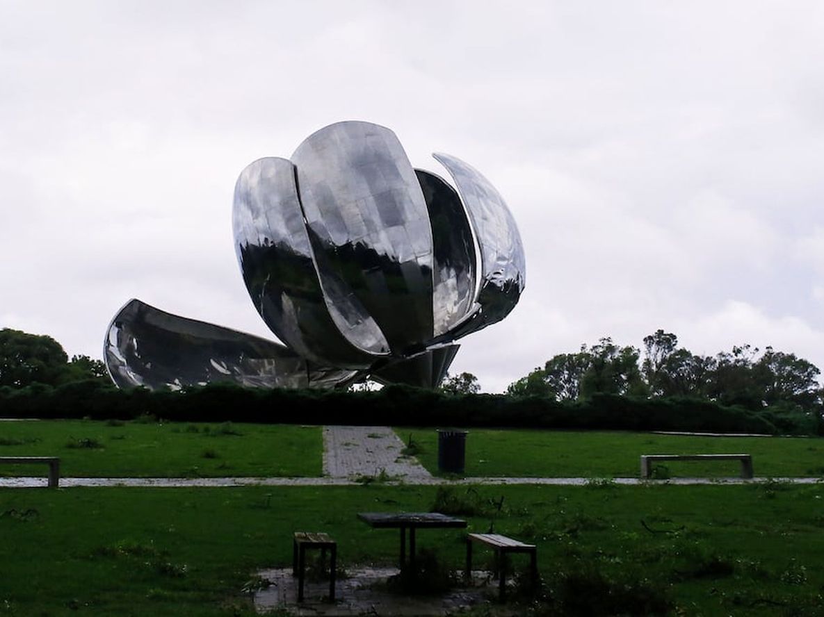 La flor de 20 metros de alto y 18 toneladas fue inaugurada el 13 de abril de 2002. Foto: Gentileza Infobae.