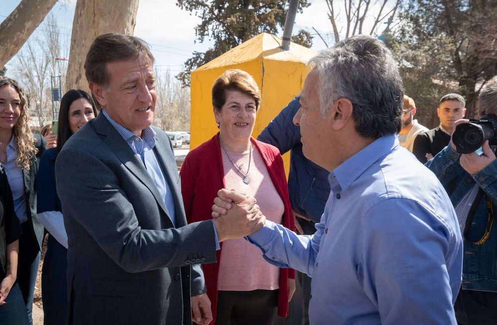 Rodolfo Suárez y Alfredo Cornejo en la inauguración del Bicitran en LujánFoto: Ignacio Blanco / Los Andes